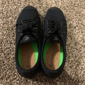 Cariuma brand low rise black sneaker